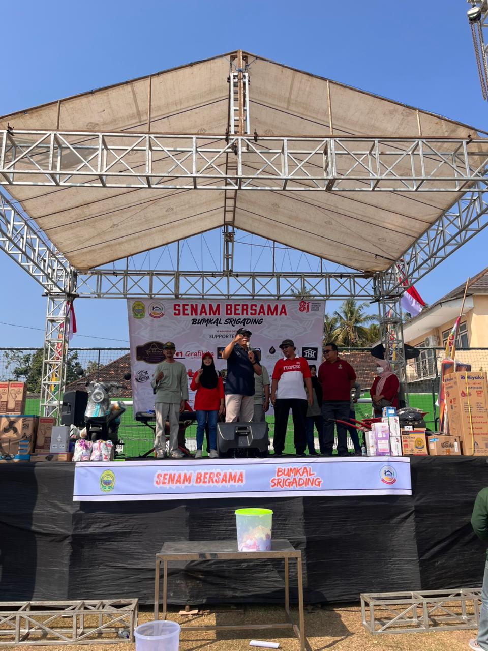 BAMUSKAL Srigading Ikut memeriahkan kegiatan dari BUMKAL (Sri Baru Sejahtera) Senam Masal Bersama Warga Kalurahan Srigading
